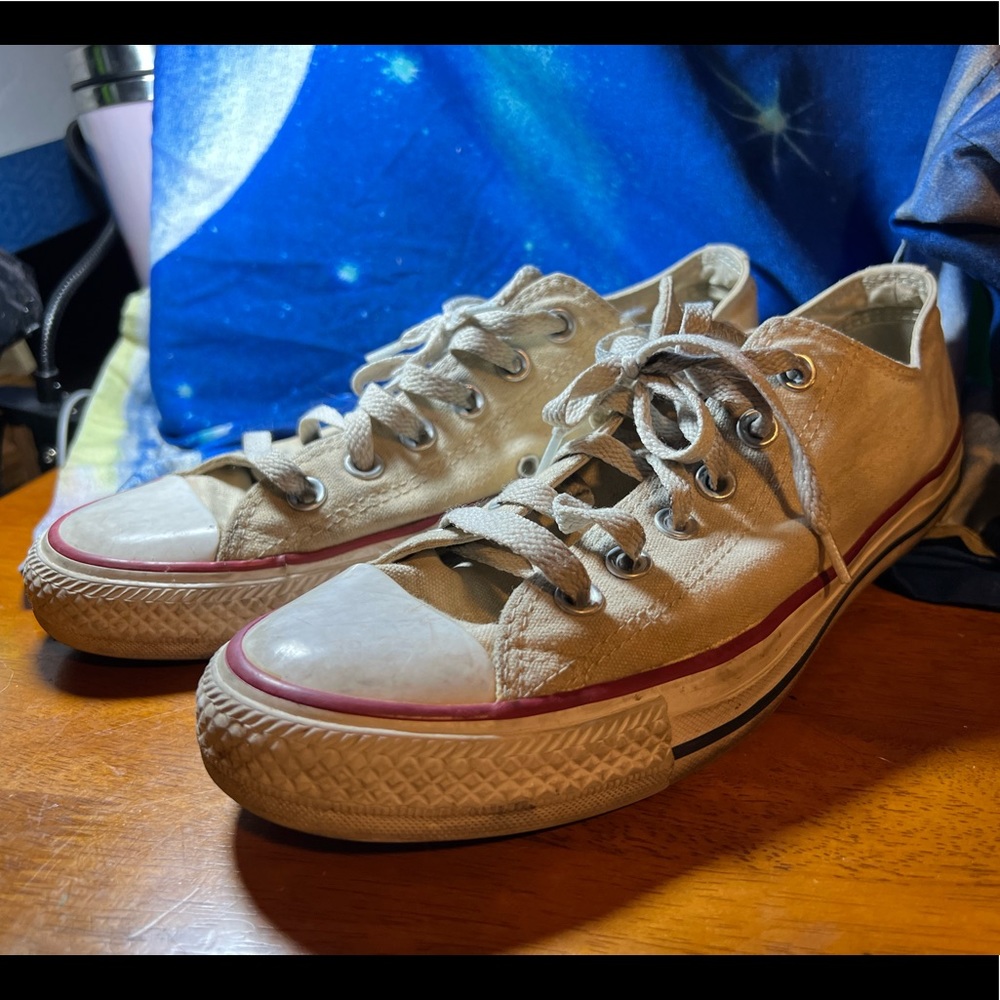 White converse chuck taylor all star low top shoes